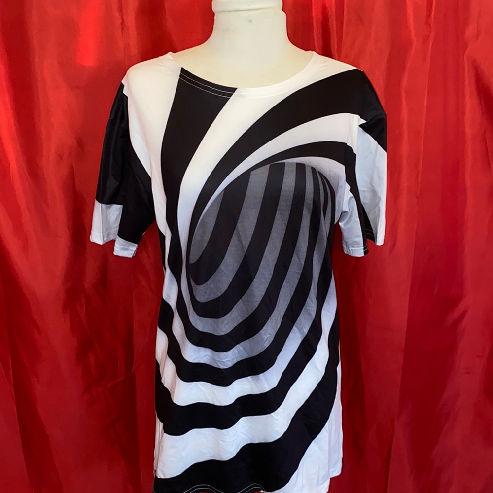 Xuan Ying Geometric Swirl T shirt! Never worn